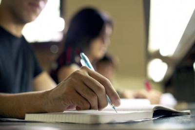 Bakıda ata imtahanda bal toplaya bilməyən oğlundan polisə şikayət etdi