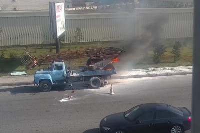 Bakının əsas prospektlərindən birində maşın yanıb