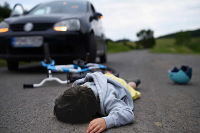 Bakıda yolu keçən 7 yaşlı uşağı avtomobil vurub