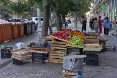 Bakının mərkəzində "piştaxta" qurub səkini zəbt etdilər