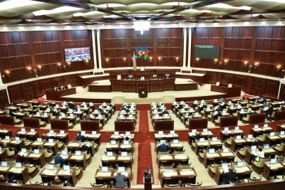 Seçki Məcəlləsinə deputatlığa namizədin seçki günü məntəqələrə daxil olmasını qadağan edən dəyişiklik təklif edilib