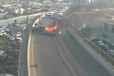 Paytaxtda qəza: avtomobillər alışıb