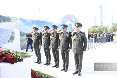 Zəfər parkına ziyarət başlayıb