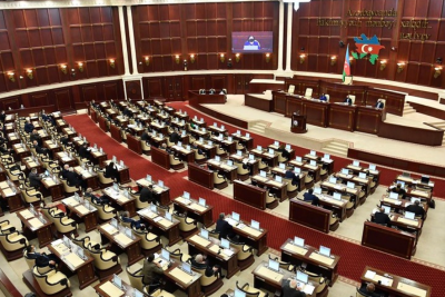 VII çağırış Milli Məclisin ilk plenar iclası başlayıb, komitə üzvləri seçiləcək