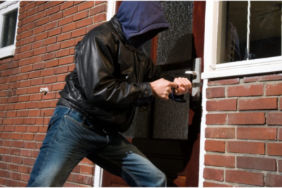 Paytaxtda əvvələr məhkum olunmuş şəxs evi qarət etməyə çalışıb