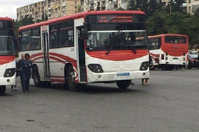 Bakıxanovda marşrut avtobusu piyadanı vurub