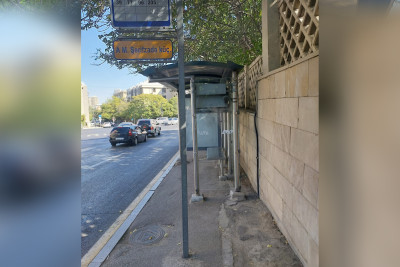 Yasamalda avtobus dayanacağı hərəkəti məhdudlaşdırıb
