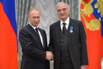 Putin Polad Bülbüloğlunu təltif etdi