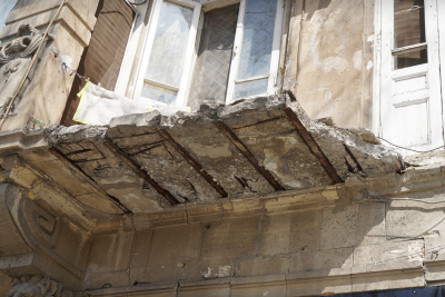 Bakıda tarixi binanın eyvanı uçdu – Alim fəryad etdi