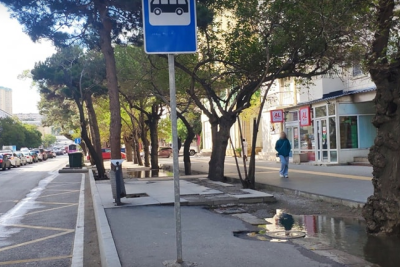 Külək dayanacağı yerlə bir etdi