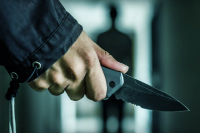 Atasına söyəni bıçaqladı, gözətçini döydü, maşın qaçırdı, 4 il cəza aldı