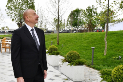 Prezident Bakının Nəsimi rayonunda yeni salınan parkda yaradılan şəraitlə tanış olub - YENİLƏNİB - FOTOLAR
