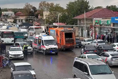 Yolu kəsərək tıxac yaradan 2 nəfər həbs edildi