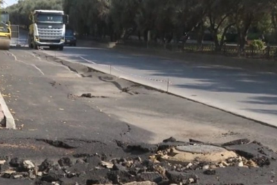 Bakıda yeni asfaltlanan yol çökdü - VİDEO