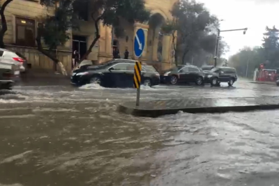 Bakının mərkəzini su basdı - VİDEO