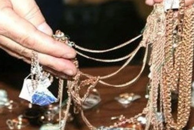 Qızıl boyunbağını oğurladı, yaxalandı