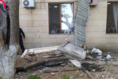 İçərişəhərdə balkon uçdu, maşının üstünə düşdü