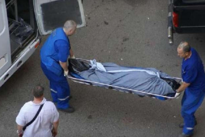 Bakıda binanın qarşısında meyit tapıldı