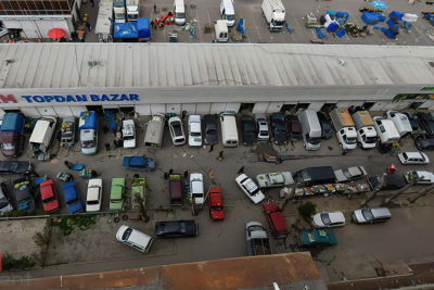 Bakının məşhur bazarının ətrafındakı piştaxtalar sökülür - VİDEO