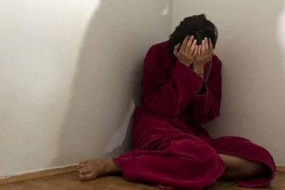 İçib evə gəldi, anasını süpürgə ilə döydü