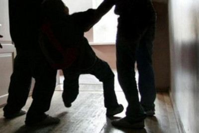 Oğlu xəstə olan şəxs həkimi döyərək burnunu sındırdı