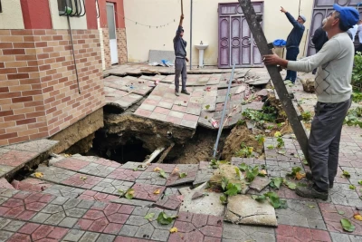 Bakıda su borusu partladı: həyət çökdü