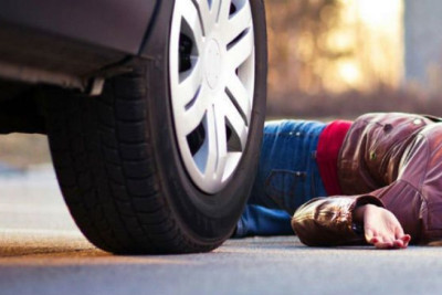 Paytaxtda qadını avtomobil vurub