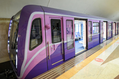 Bakı metrosunda daha bir sərnişin stansiya yoluna düşüb
