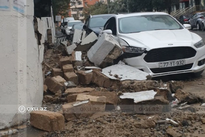Bakıda divar avtomobilin üzərinə aşdı