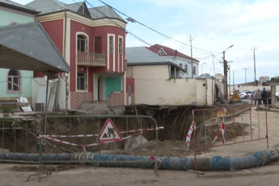 Bakının bu qəsəbəsində evlər çökür - VİDEO