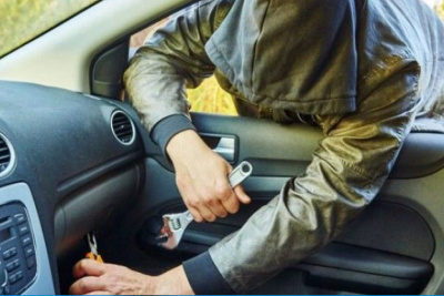 Bakıda avtomobildən pul oğurlanıb