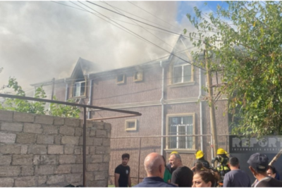 Bakıda ikimərtəbəli ev yanır - VİDEO