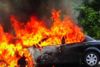 Bakıda avtomobil yanıb