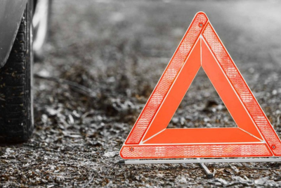 Paytaxtda avtomobil maneəyə çırpılaraq aşıb