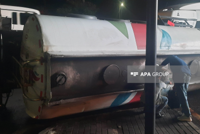 Bakıda yük avtomobili aşdı, yanacaq yola dağıldı