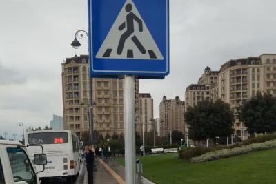 Heydər Əliyev prospektində yeni yol nişanları quraşdırılır