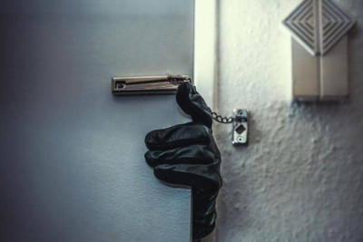 Fəhlə işlədiyi şirkətdən 130 minlik oğurluq etdi: Müdirin kreslosunu da satıb...