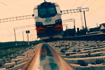 Avtobus qatara çırpıldı – Yaralılar var