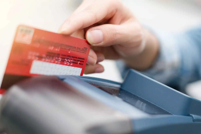 Bank kartından oğurluq etdi, tutuldu