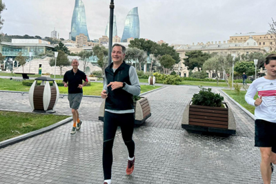 Belçikanın Baş naziri bulvarda qaçdı - FOTO