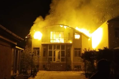 Nəşriyyat rəhbərinin evi yandı - FOTO