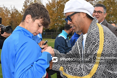 Ronaldinyo Bakıda yeniyetmə futbolçularla görüşdü - VİDEO