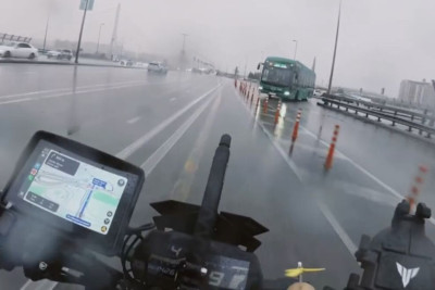 Yolda sürücü ilə motosikletçi arasında GƏRGİNLİK – VİDEO