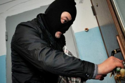 Evdən 10 min manat oğurlayan şəxs saxlanılıb 