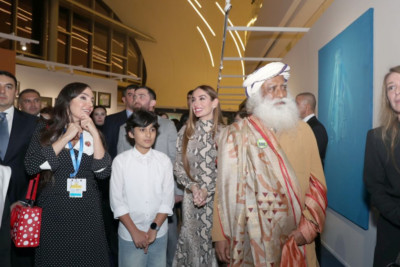 Leyla Əliyeva və Arzu Əliyeva məşhur yoqin Sadhquru ilə sərgidə