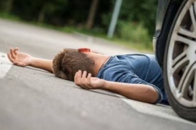 Maşın qəza törədən sürücünün üstündən keçdi 