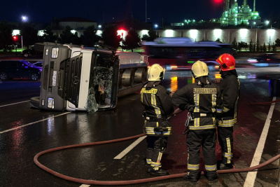 Bakıda yanacaq daşıyan maşın aşdı - FOTOLAR