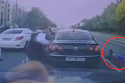 Uşaq anasının əlindən qaçdı, avtobus vurdu - VİDEO   