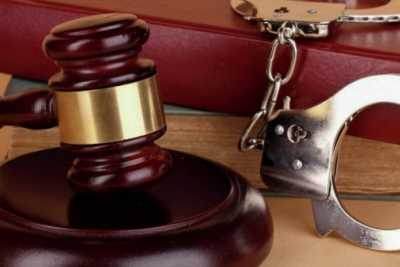 Birlikdə yaşadığı qadının qonşusunu döyən məhkəmə zalından azad edildi