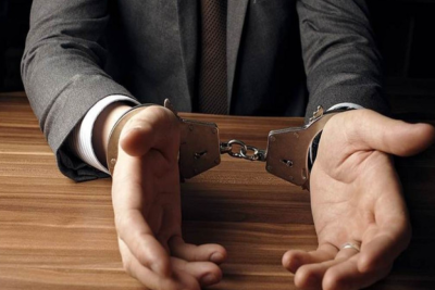 Sahibkarları  rüsvayedici məlumatlar yaymaqla hədələdilər, həbs olundular 